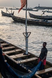 Accra;-Ghana;-Jamestown;-fishing-harbour;-fisherman;-fishing-net;-pirogue;-flag;-silhouette;-backlight;-sunrise;-raking-light;-artisanal-fishing;-fishing-community;-Gulf-of-Guinea;-West-Africa;-historic-district;-documentary-photography;-Kaleidos;-Kaleidos-images;-La-parole-à-limage;-Stories-Pictures;-Tarek-Charara